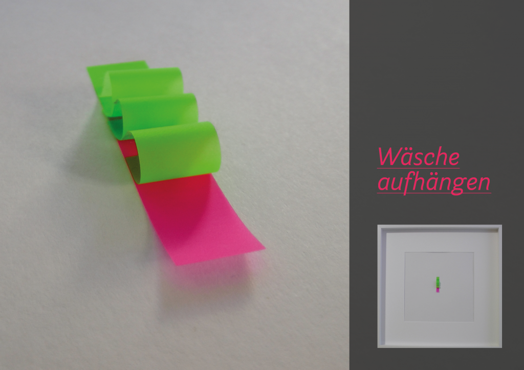 Das 2in1-Bild der Collage „Wäsche aufhängen“ gibt eine kleine Vorschau auf die Präsentation im luftigen weißen Rahmen. Ein großes Detailfoto zeigt die dreidimensionale Form aus 4 halbtransparenten, neonfarbenen Haftmarkern: 3 davon bilden grüne Schlaufen, darunter ragt ein pinker Streifen heraus.