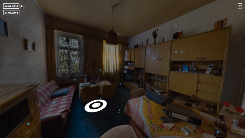 Wohnzimmer-Ansicht mit aktivem Sprungpunkt, Datums-Umschalter und Info-Button