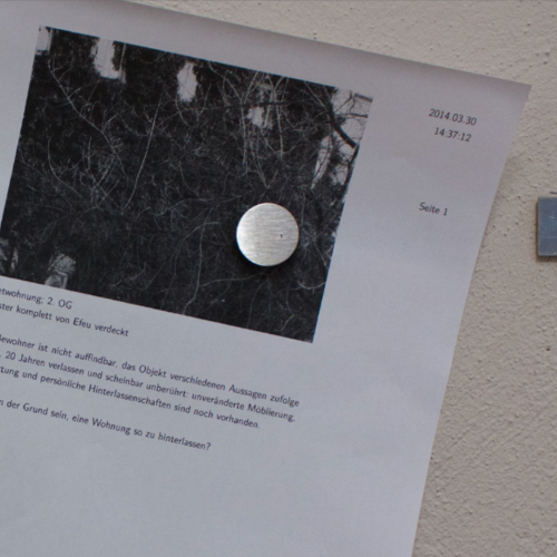 Ein Magnet hält ein ausgedrucktes Protokoll mit dem Zeitstempel 30. März 2014 an einer Wandleiste.