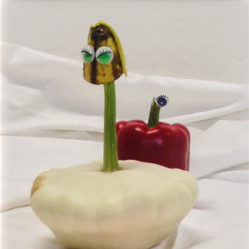 Zwei aus Gemüse zusammengesetzte Figuren mit weit aufgerissenen Wackel-Augen.